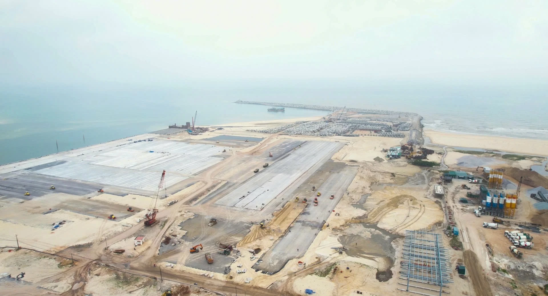 Hối hả trên công trường cảng Mỹ Thủy - Ảnh: N.T.H