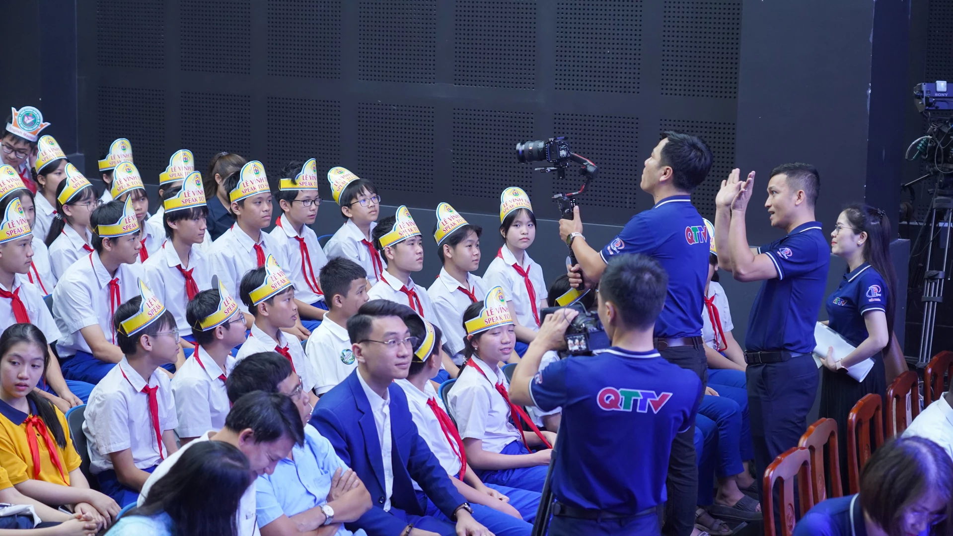 Các trận đấu vòng loại English Mastery khu vực phía Nam Quảng Trị được ghi hình tại trường 37 Khóa Bảo, phường Đông Hà để phát sóng - Ảnh: Lê Trường