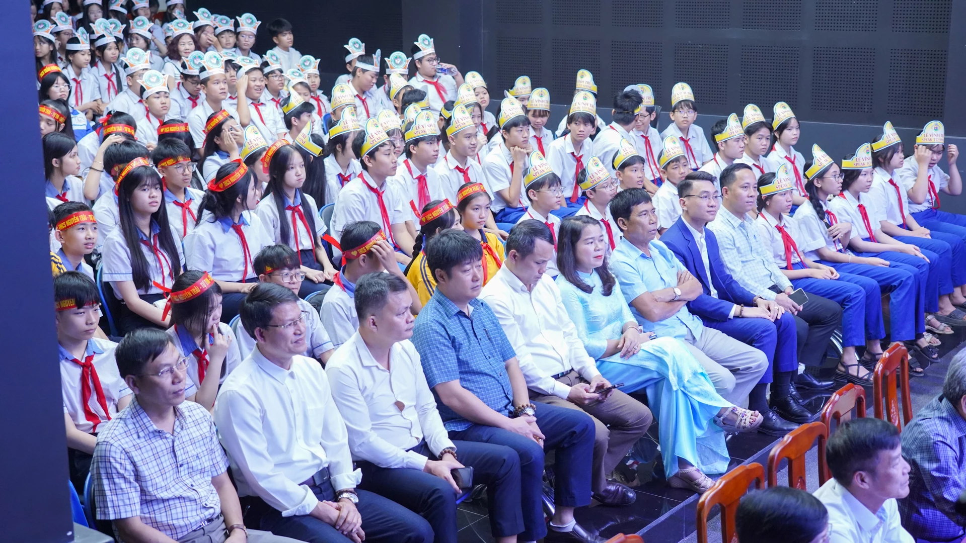 Rất đông cổ đông viên là học sinh, giáo viên và phụ huynh đến trường quay của Báo và Phát thanh, Truyền hình Quảng Trị tại 37 Khóa Bảo theo dõi các trận vòng loại Chương trình English Mastery - Ảnh: Lê Trường