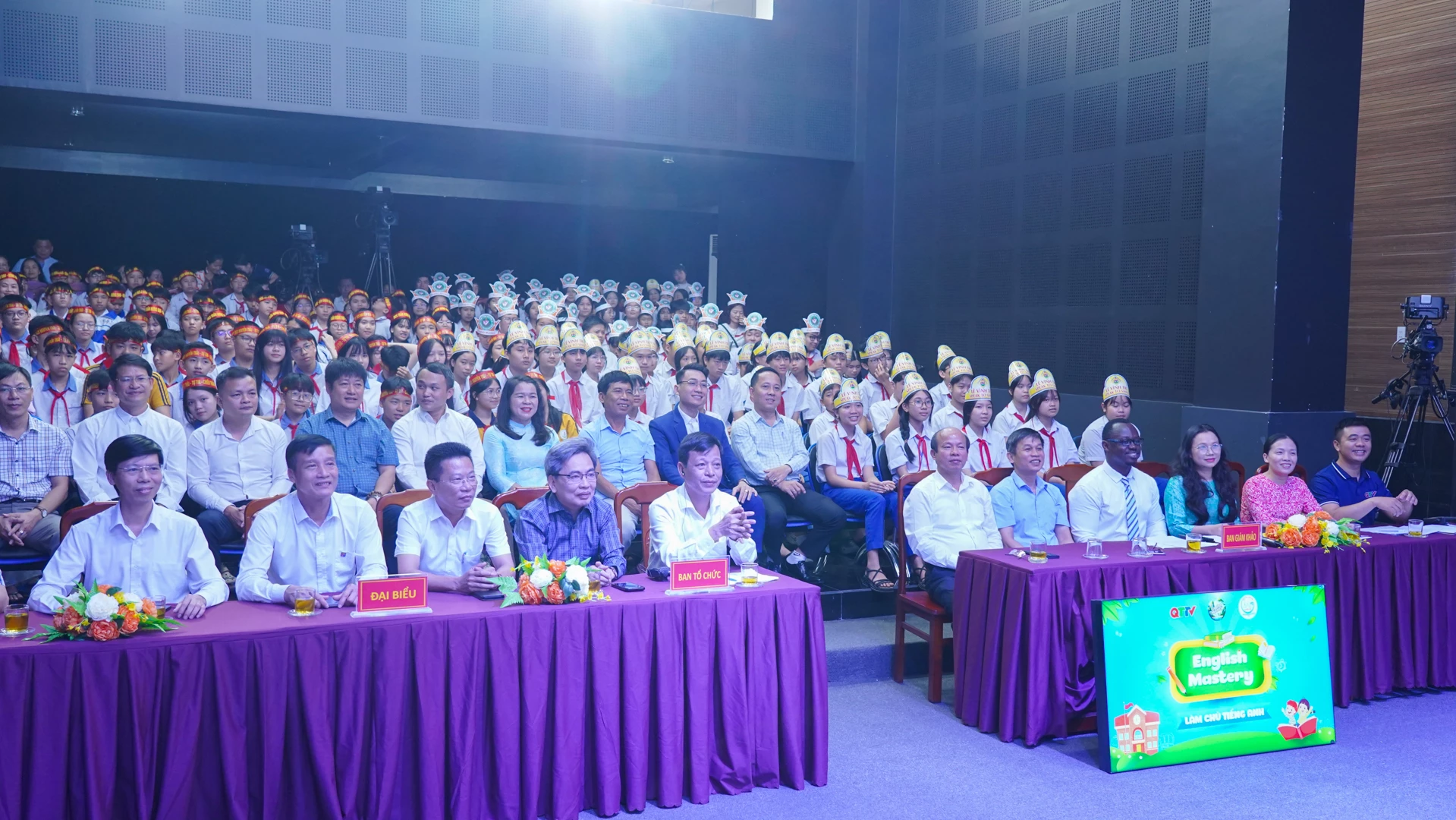 BTC chương trình, lãnh đạo Báo và Phát thanh, Truyền hình Quảng Trị, Sở Giáo dục và Đào tạo cùng đông đảo khách mời, nhà tài trợ đến tham dự các trận đấu vòng loại khu vực phía Nam Quảng Trị - Ảnh: Lê Trường