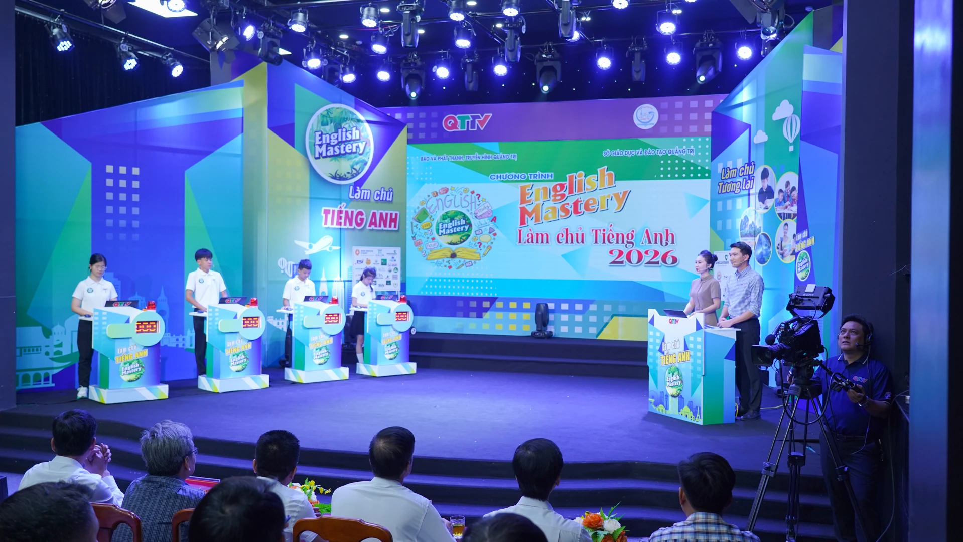 Thí sinh tham gia phần thi khởi động với các câu hỏi trắc nghiệm nhanh - Ảnh: Lê Trường