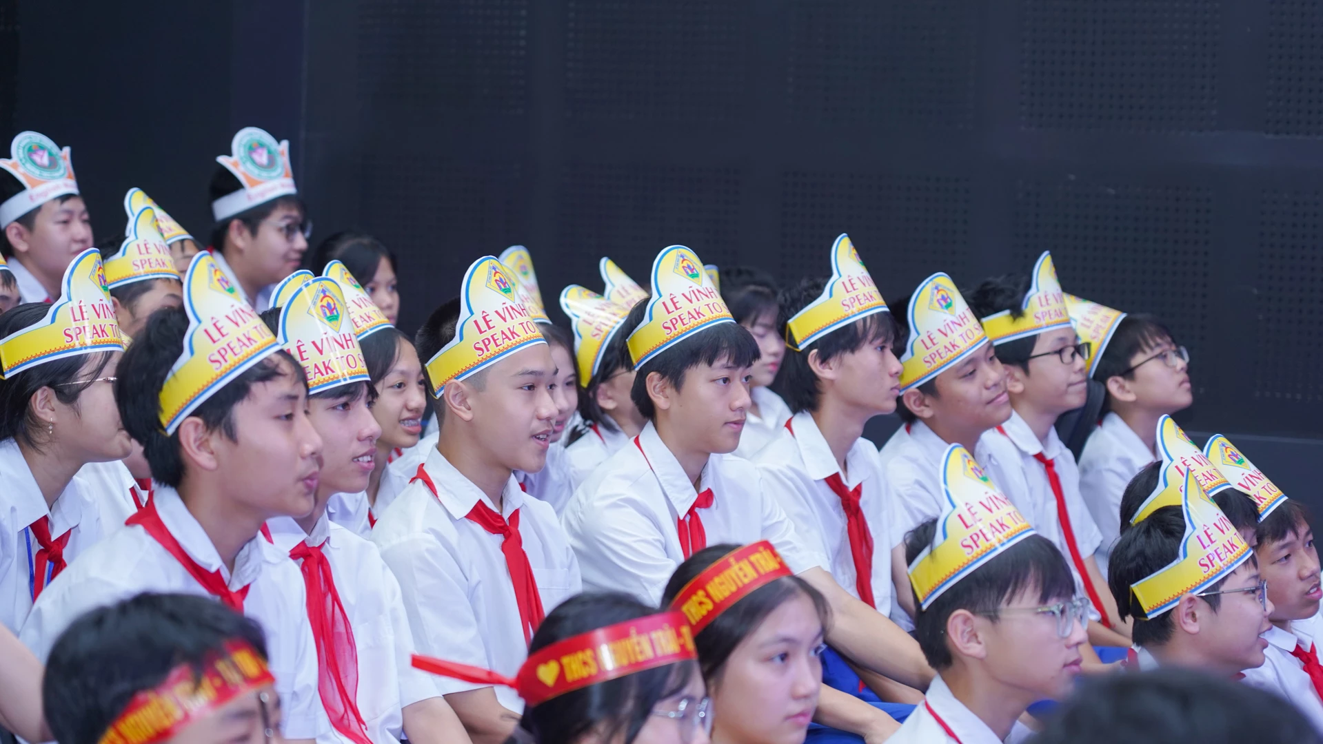 Nhiều học sinh tỏ ra háo hứng chờ đợi các phần thi gay cấn ở trận vòng loại English Mastery khu vực phía Nam Quảng Trị - Ảnh: Lê Trường