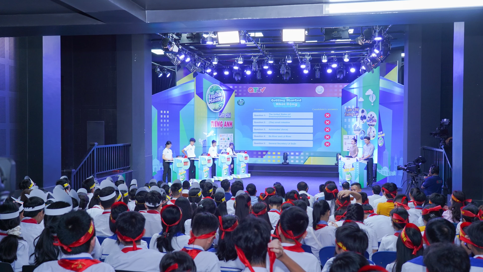 Không khí sôi nổi tại trường quay vòng loại chương trình English Mastery 2026 khu vực Nam Quảng Trị - Ảnh: Lê Trường