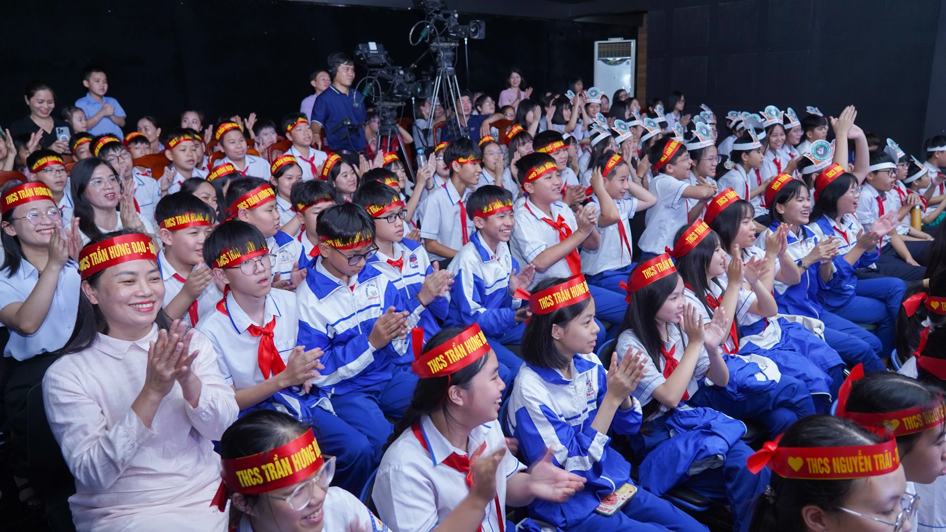 Và sau đó là phút vỡ òa trong niềm vui chiến thắng - Ảnh: Lê Trường