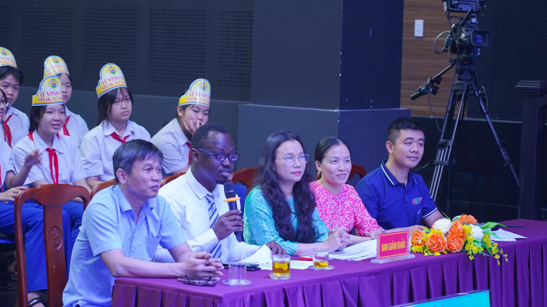 Ban giám khảo theo dõi và đánh giá phần thi của các thí sinh - Ảnh: Lê Trường