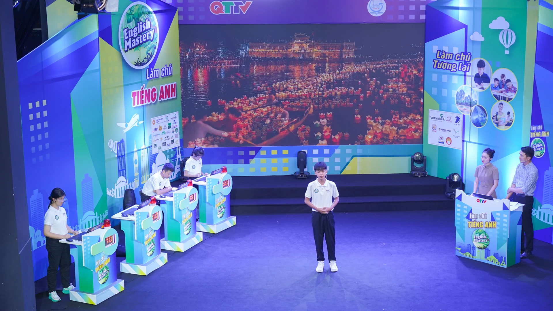 Thí sinh tham gia các phần thi tại vòng loại English Mastery khu vực phía Nam Quảng Trị - Ảnh: Lê Trường