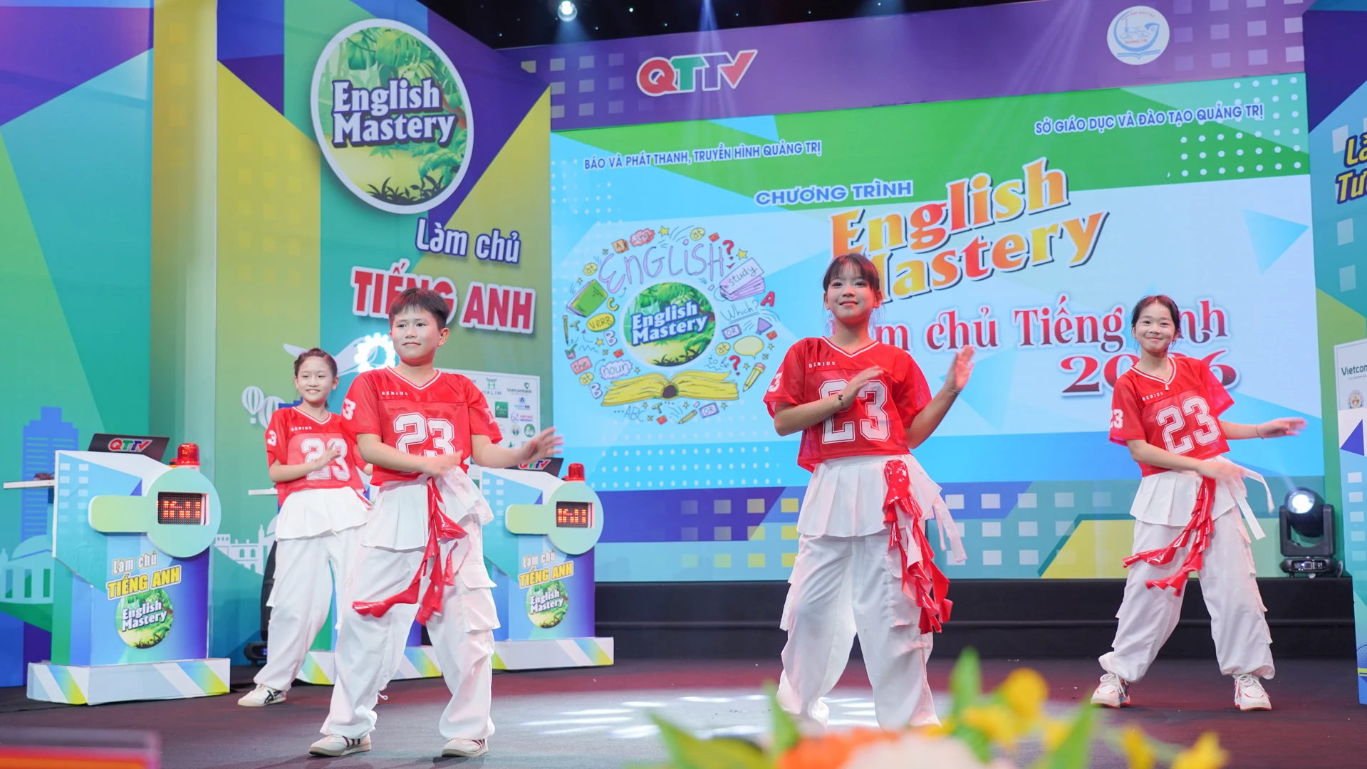 Nhiều tiết mục văn nghệ đặc sắc được biểu diễn tại chương trình - Ảnh: Lê Trường