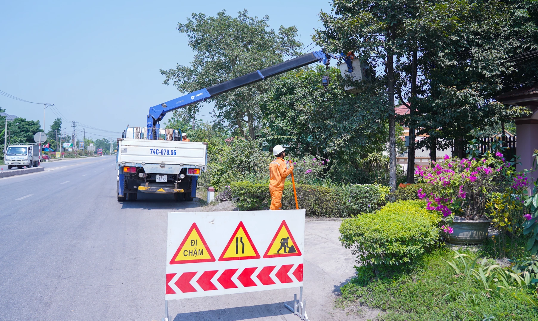 Công nhân Công ty Điện lực Quảng Trị trang bị đầy đủ bảo hộ lao động khi làm việc ngoài trời có nền nhiệt cao - Ảnh: L.T