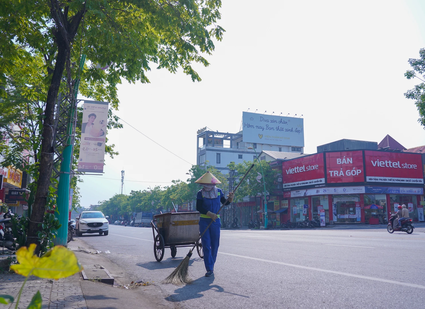 Vì mưu sinh, nhiều người bất chấp nắng nóng để làm việc dưới nền nhiệt cao - Ảnh: L.T