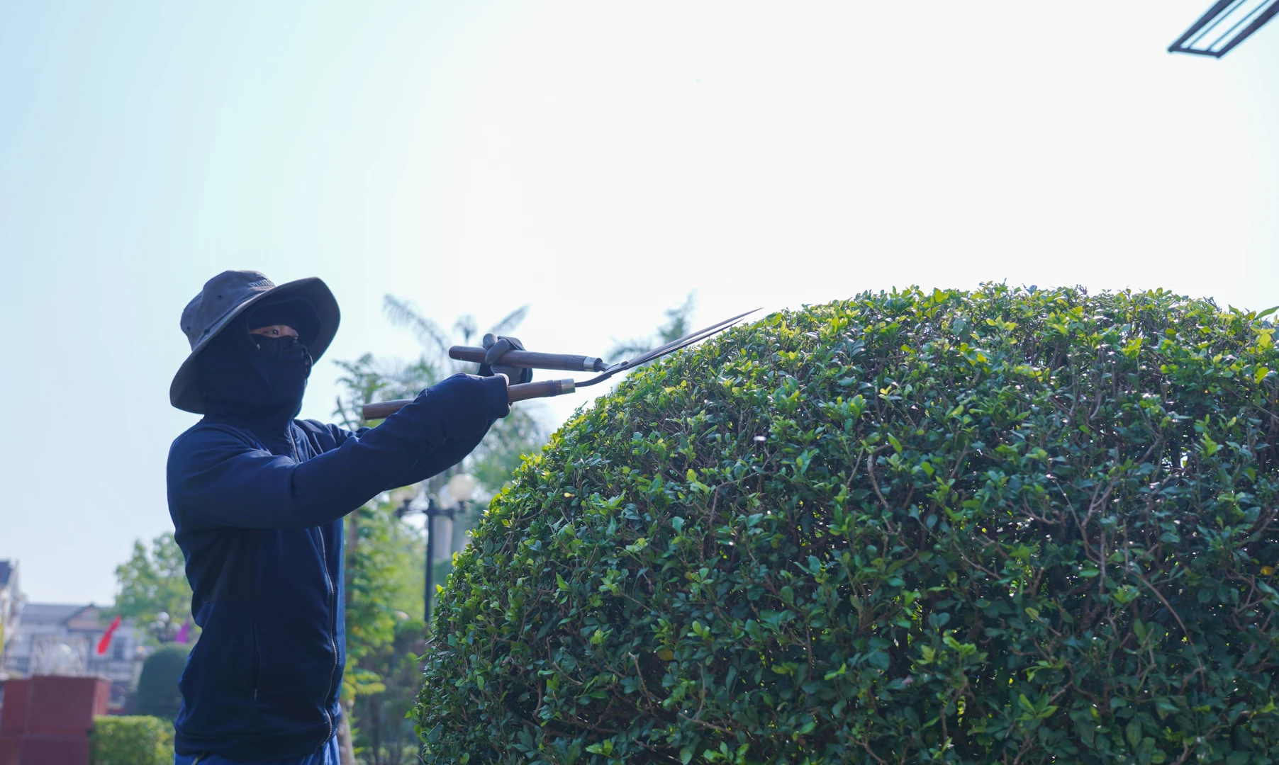 Nắng nóng gay gắt không làm khó nhân viên vệ sinh môi trường ở phường Nam Đông Hà - Ảnh: L.T