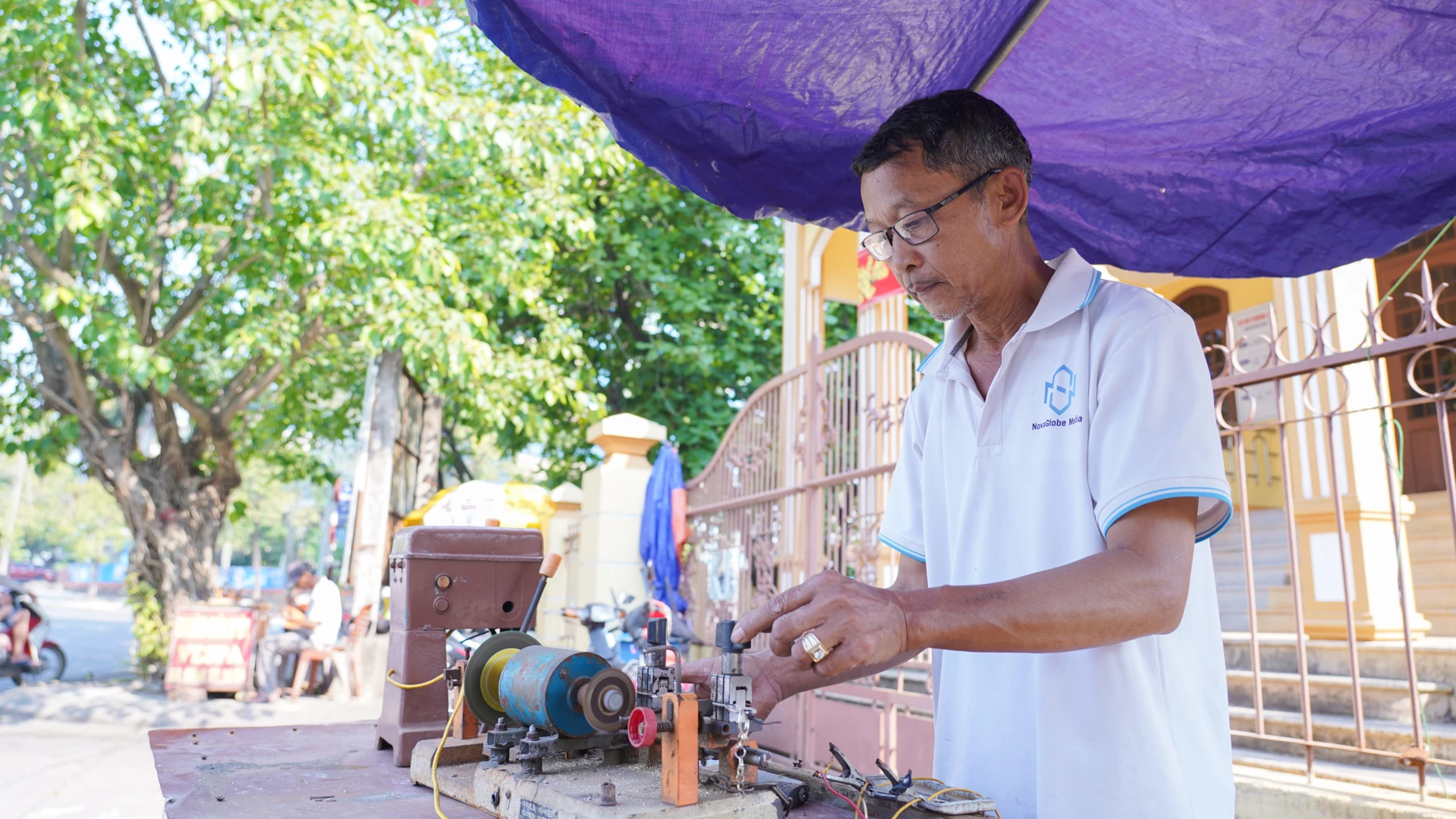 Dù nắng nóng, ông Nguyễn Đại Thành vẫn đều đặn mở cửa sửa khóa ở ngã tư Hùng Vương và Lê Quý Đôn, phường Đông Hà - Ảnh: L.T