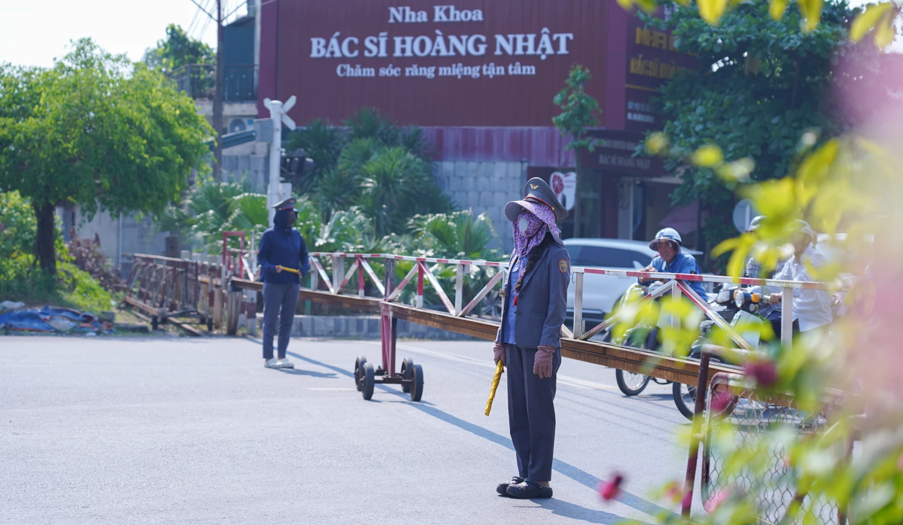 Các nhân viên gác đường ngang thuộc Cung chắn Đông Hà miệt mài làm việc dưới cái nắng gần 40 độ C - Ảnh: L.T