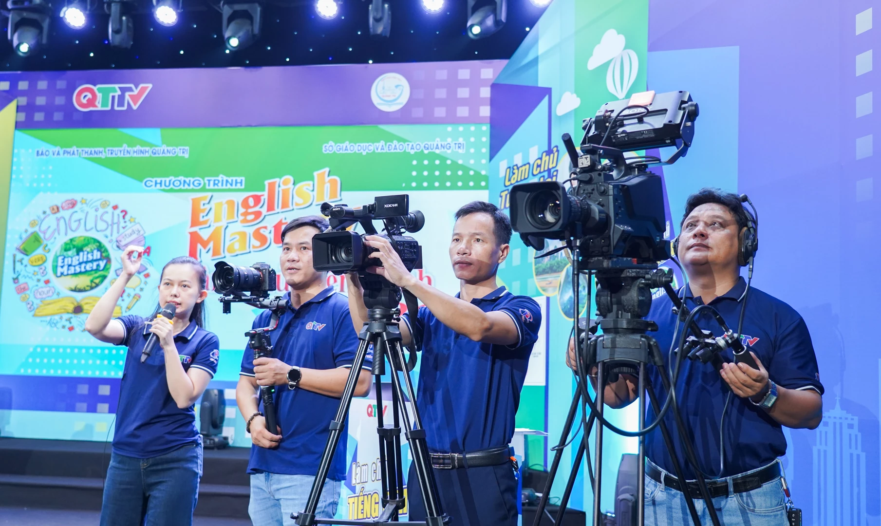 Báo và phát thanh, truyền hình Quảng Trị ghi hình toàn bộ 12 trận vòng loại tại 2 khu vực phía Bắc và Nam Quảng Trị - Ảnh: L.T