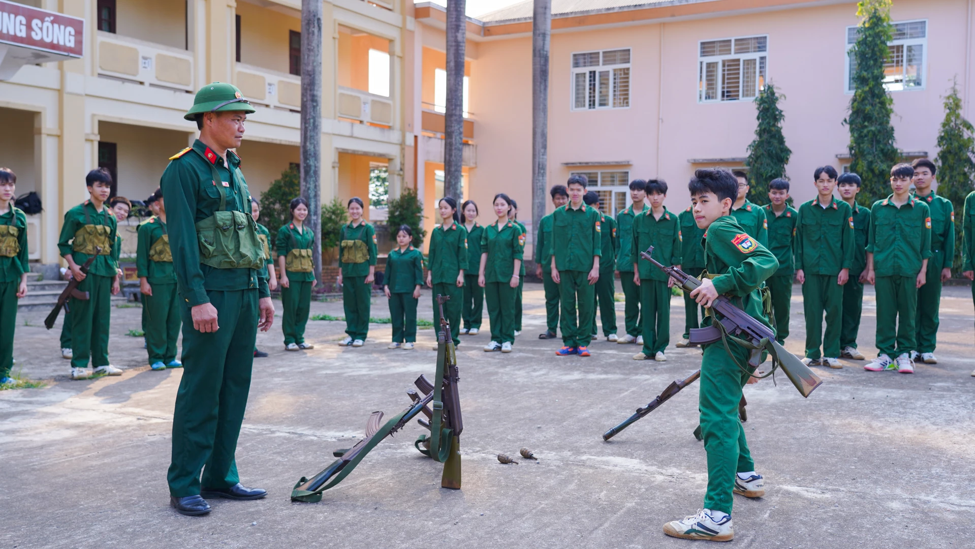 Việc giảng dạy môn Giáo dục quốc phòng-an ninh tại Trường THPT Lê Thế Hiếu được triển khai bài bản và hiệu quả - Ảnh: L.T 