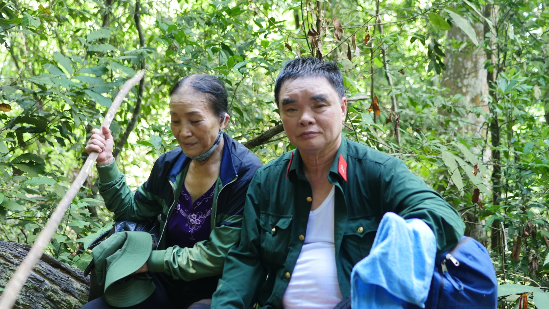 Cựu chiến binh Lê Văn Chớ và bà Lê Thị Tuyết, em gái liệt sĩ Cao Bá Thả trên đỉnh Ba Lê  - Ảnh: P.T.L