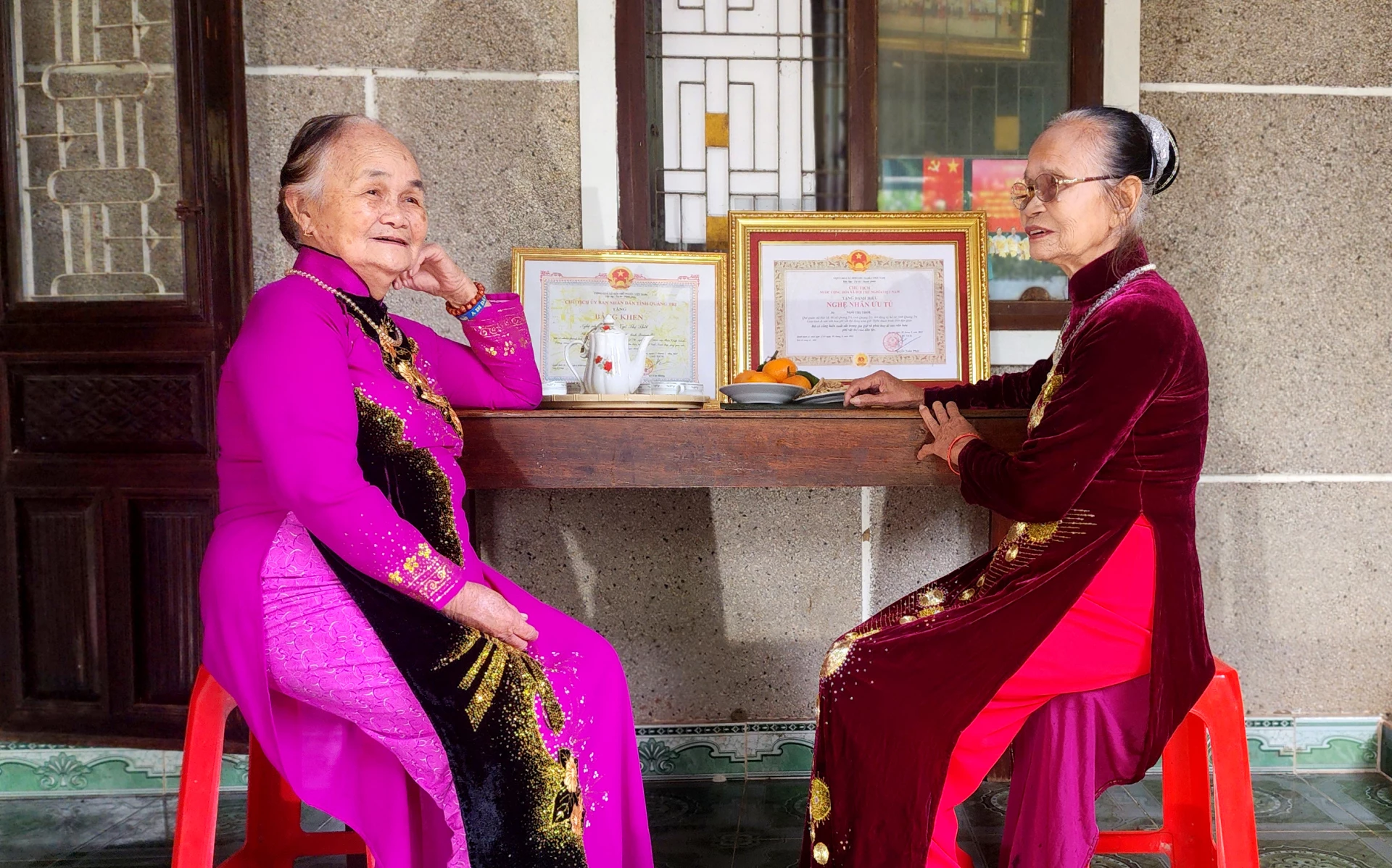 Hai Nghệ nhân ưu tú Ngô Thị Huế và Ngô Thị Thời - Ảnh: T.L