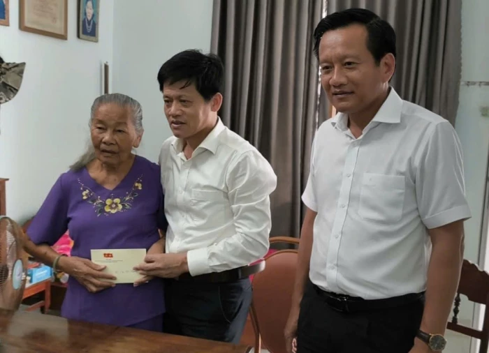 Đồng chí Lê Văn Bảo, Phó Chủ tịch UBND tỉnh thăm, tặng quà người có công với cách mạng