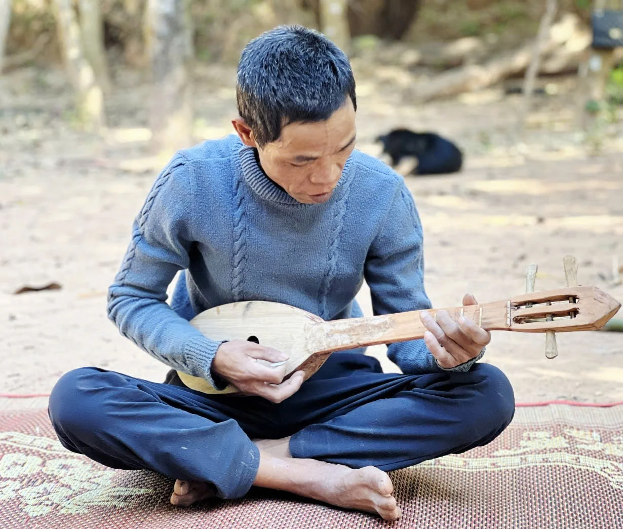 Nghệ nhân Pả Hơi say sưa gửi gắm tâm tình qua nhịp đàn Ta lư - Ảnh: K.S