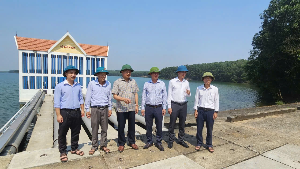 Đoàn công tác kiểm tra công tác tưới tiêu phục vụ sản xuất vụ đông xuân tại hồ chứa Bàu Nhum - Ảnh: Phan Khiêm