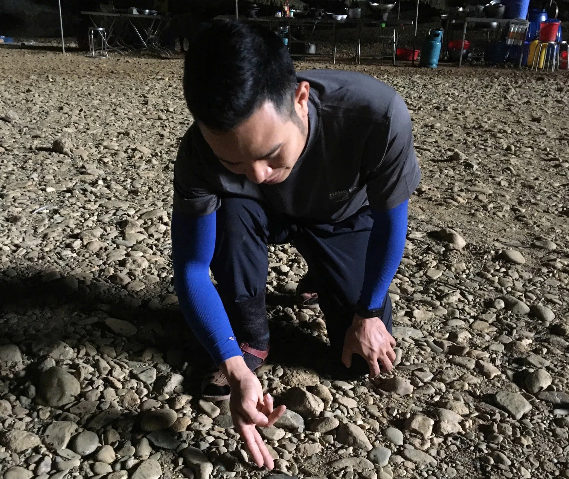 đoàn thám hiểm phát hiện rìu đá tại hang Én