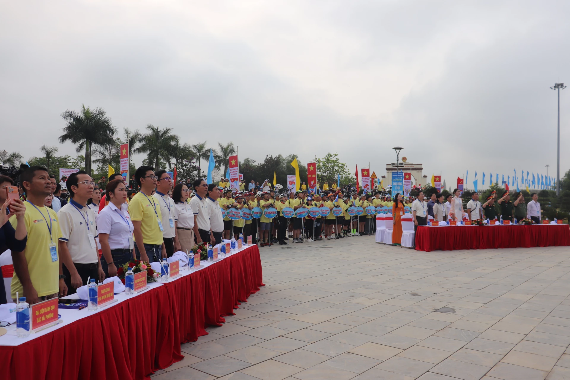 Đại biểu và vận động viên thực hiện nghi lễ thượng cờ tại Ngày hội đạp xe Vì Hòa bình năm 2026 - Ảnh: T.P