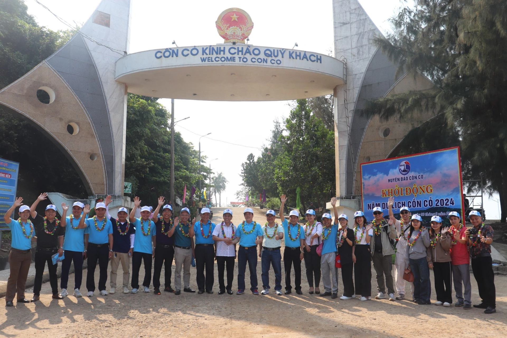 Khách du lịch tham quan Cồn Cỏ - Ảnh: T.P