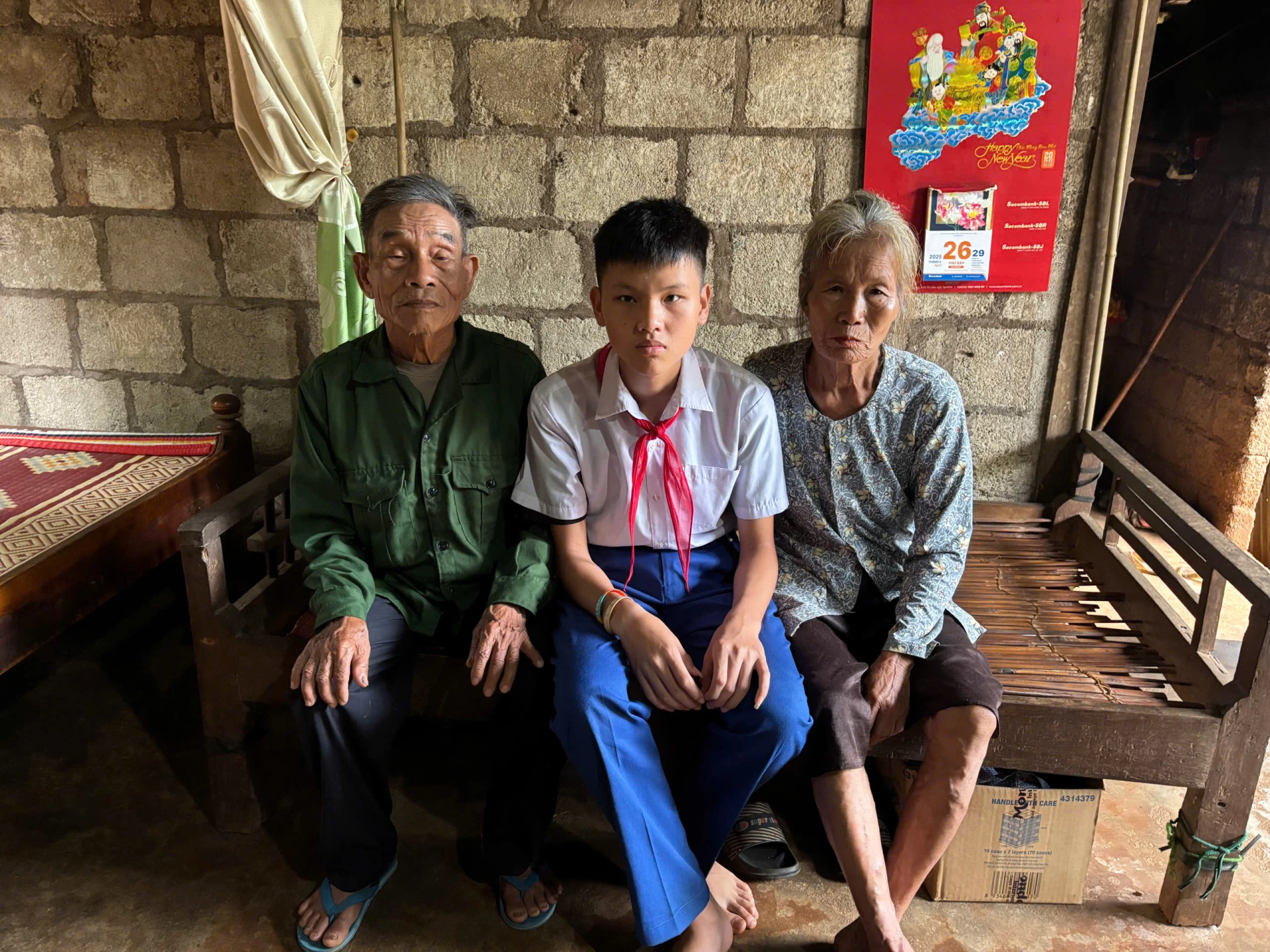 Tuổi già, bệnh tật nhưng ông bà nội vẫn cố gắng chăm lo cho em Trần Đình Vũ tiếp tục đến trường - Ảnh: T.N