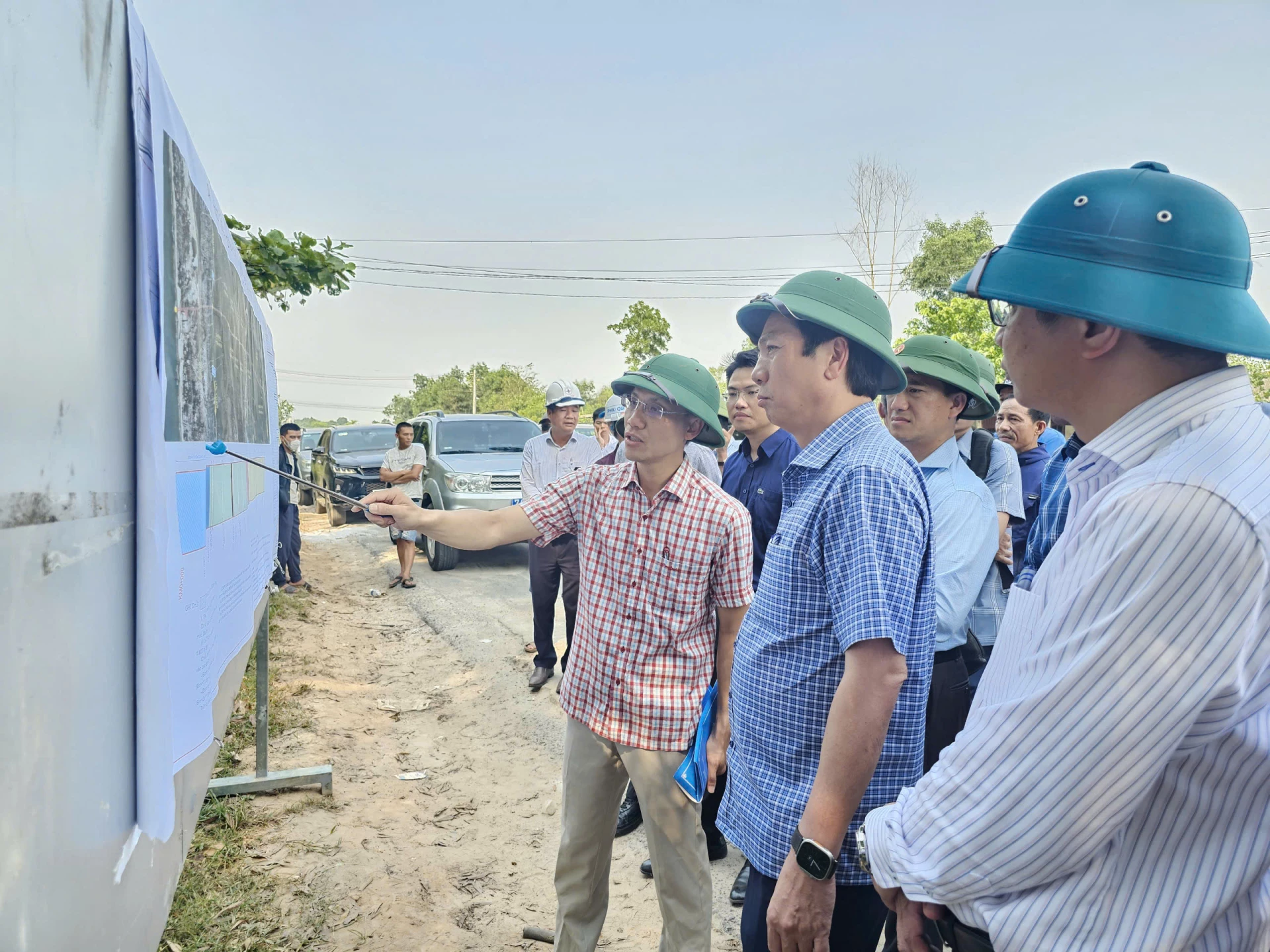 Đồng chí Hoàng Nam, Phó Chủ tịch Thường trực UBND tỉnh nghe đại diện Sở Xây dựng báo cáo tiến độ thực hiện dự án - Ảnh: T.P