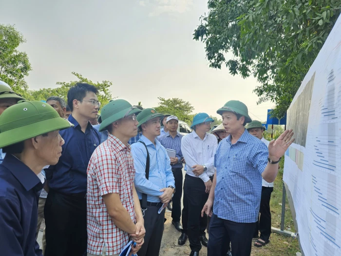 Đồng chí Phó Chủ tịch Thường trực UBND tỉnh kiểm tra tiến độ dự án đầu tư xây dựng Quốc lộ 15D