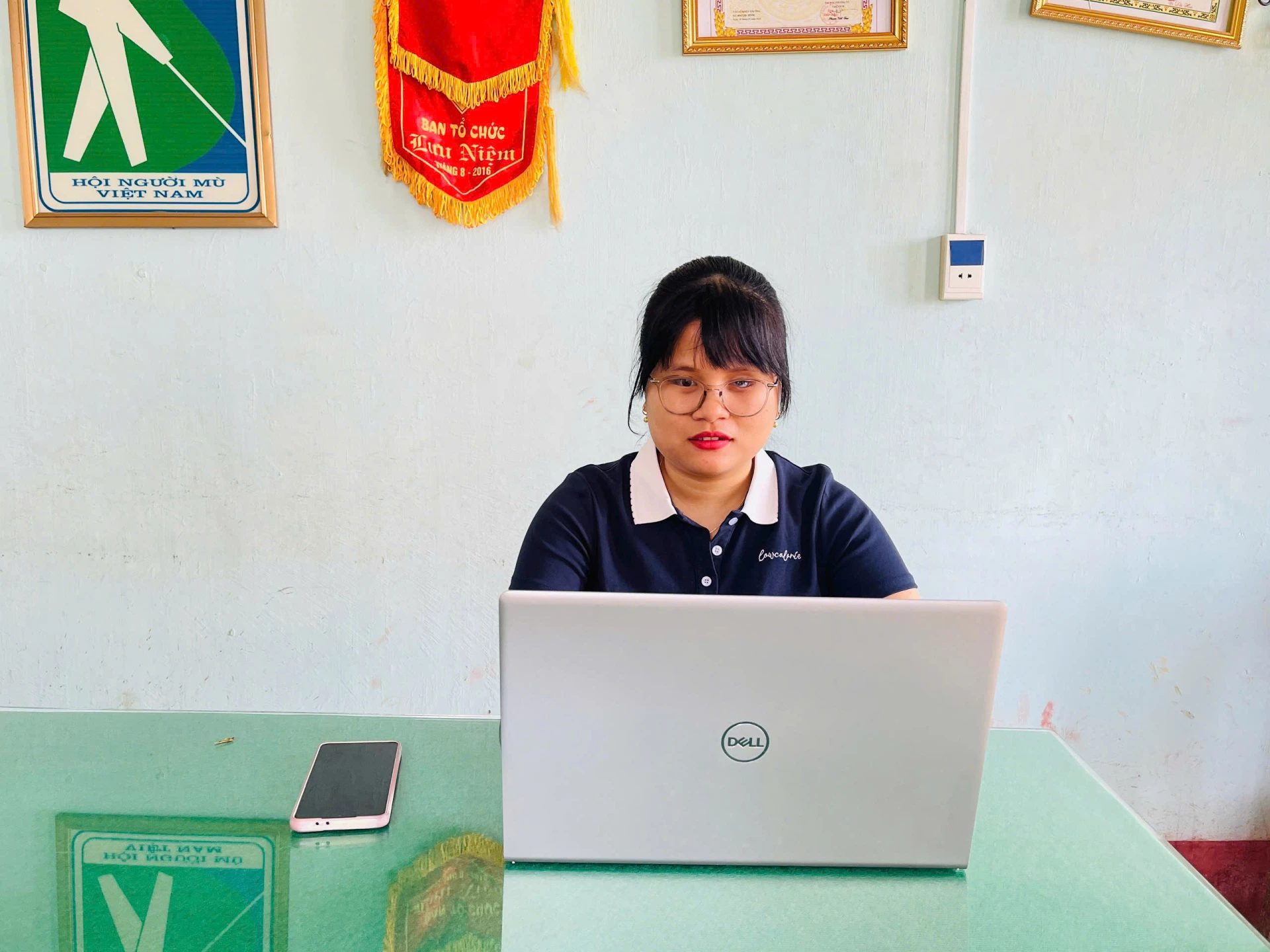 Quỳnh Ly sử dụng điện thoại di động, máy tính một cách thuần thục - Ảnh: N.P