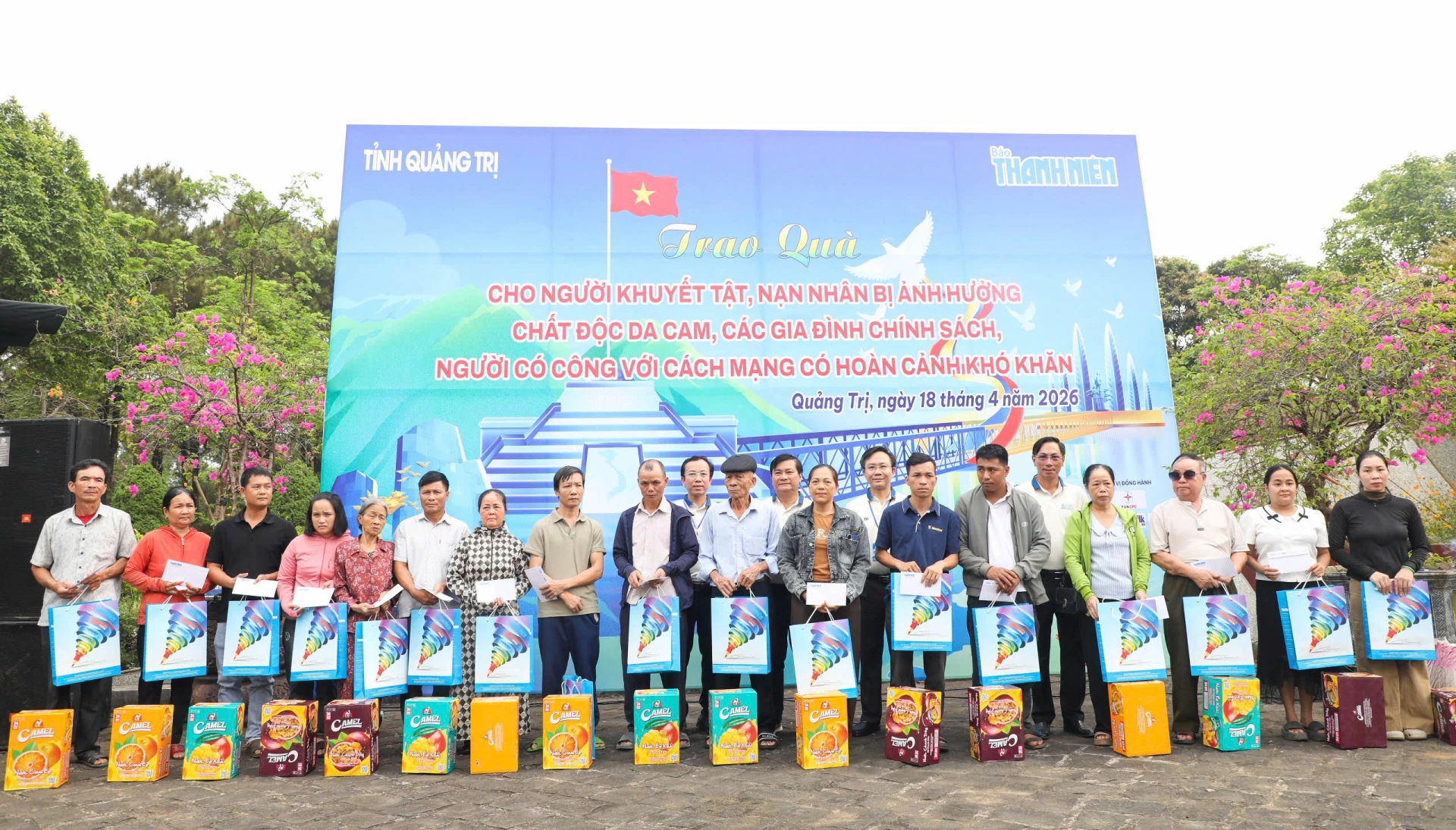 Trao quà cho các hộ có hoàn cảnh khó khăn - Ảnh: BTC