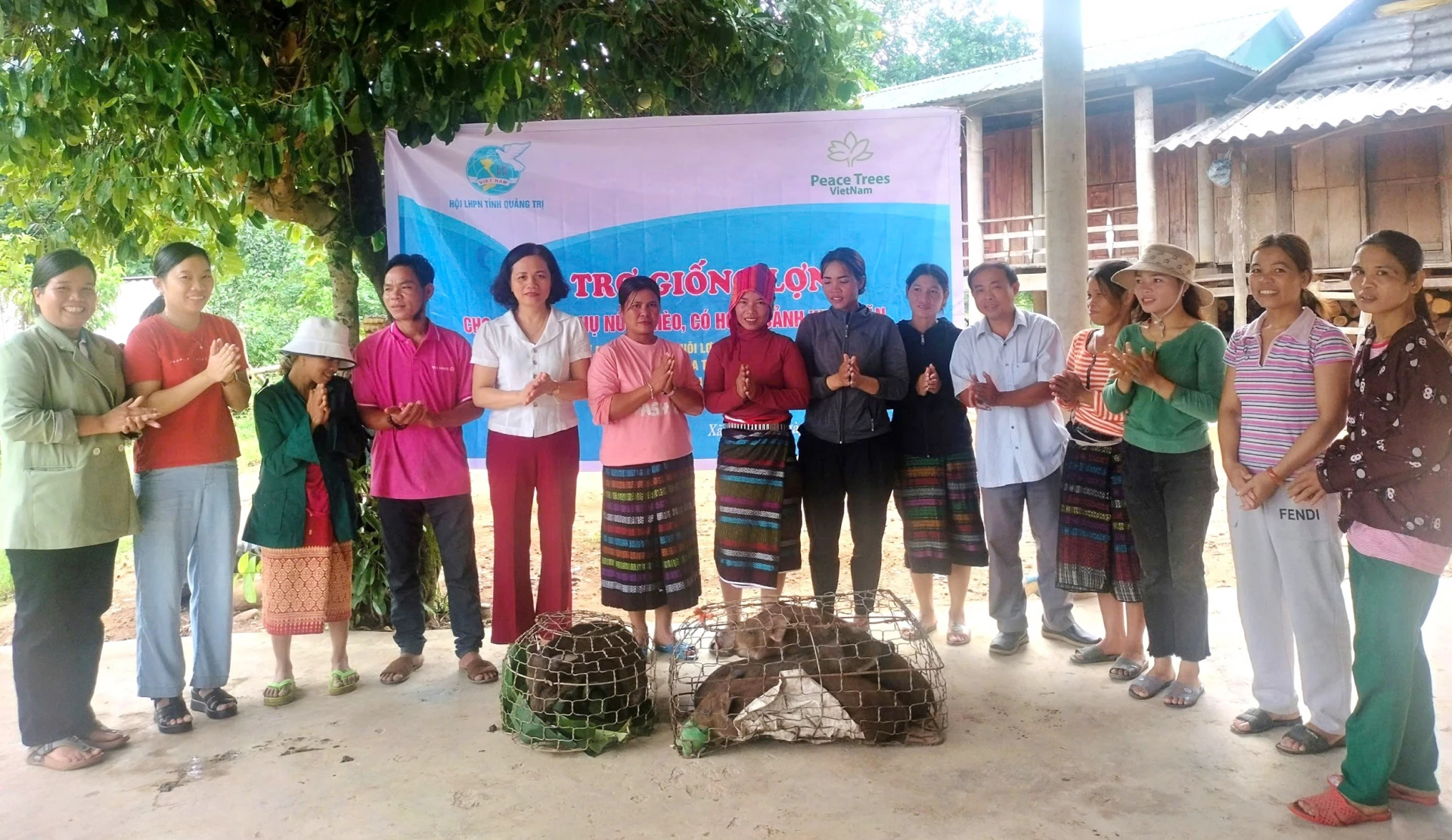 Phụ nữ đồng bào dân tộc thiểu số được hỗ trợ vật nuôi, con giống phát triển sản xuất - Ảnh: L.M