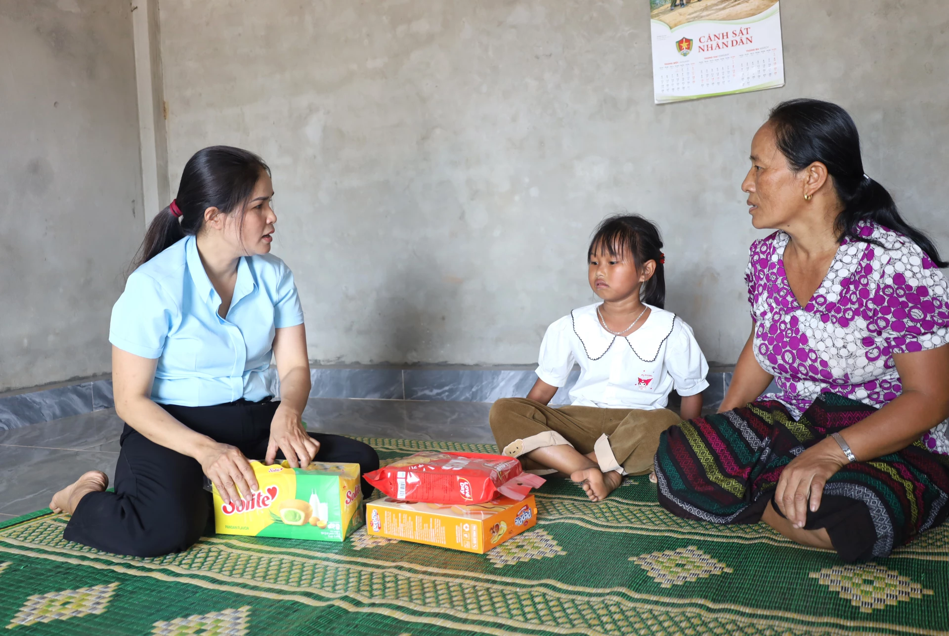 Một trường hợp trẻ mồ côi tại bản Khe Khế được Hội Liên hiệp Phụ nữ xã Kim Ngân nhận đỡ đầu - Ảnh: V.M