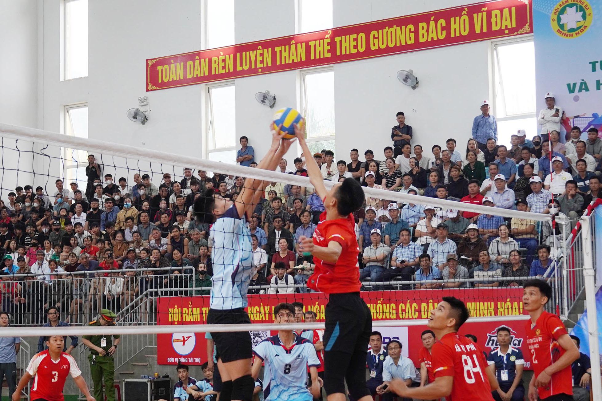 Nhiều pha tranh chấp bóng trên lưới gay cấn - Ảnh: C.H