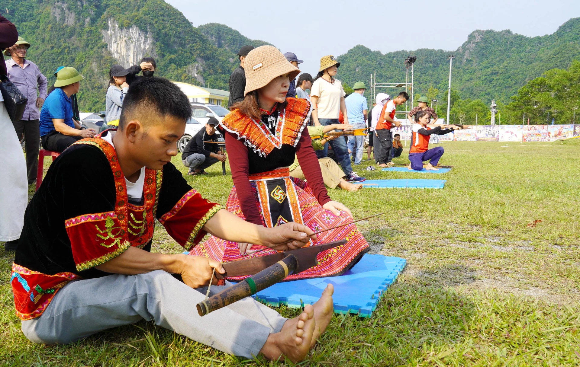 Sáng 29/4, nhiều môn thể thao truyền thống, như: Bắn nỏ, đẩy gậy cũng đã được tổ chức - Ảnh: C.H