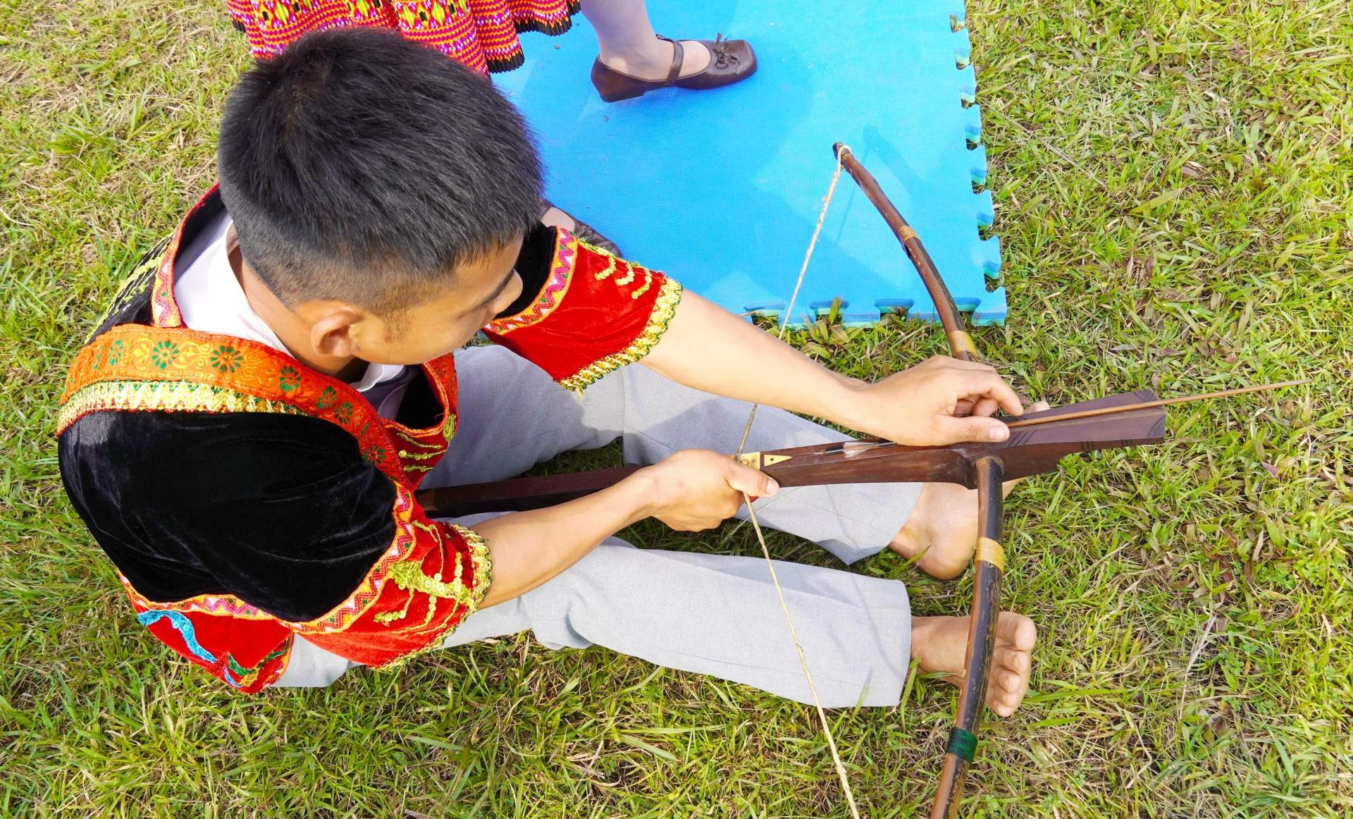 Chuẩn bị nỏ - Ảnh: C.H