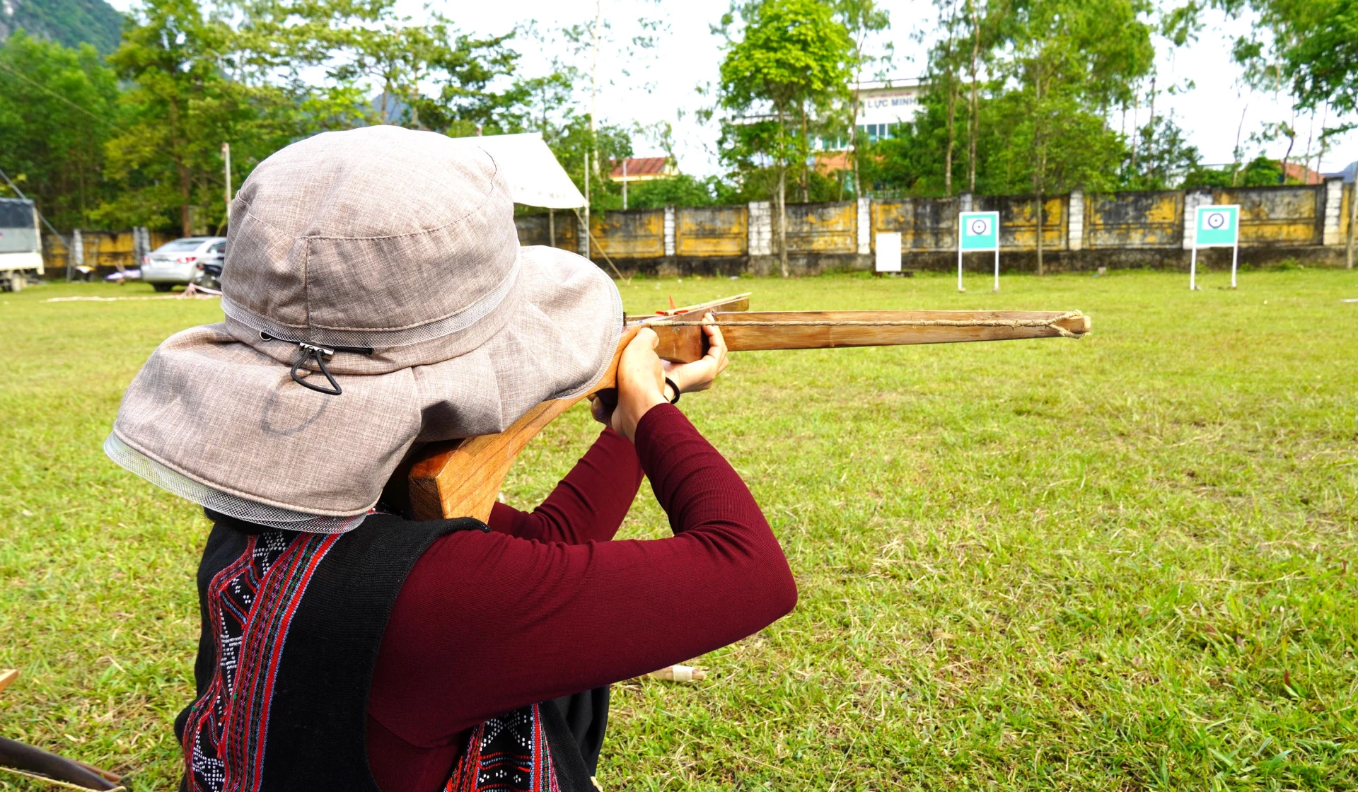 Tranh giải cá nhân, giải đồng đội của 2 nội dung thi đấu ở tư thế đứng bắn và
quỳ bắn (03 tên đứng bắn, 03 tên quỳ bắn).