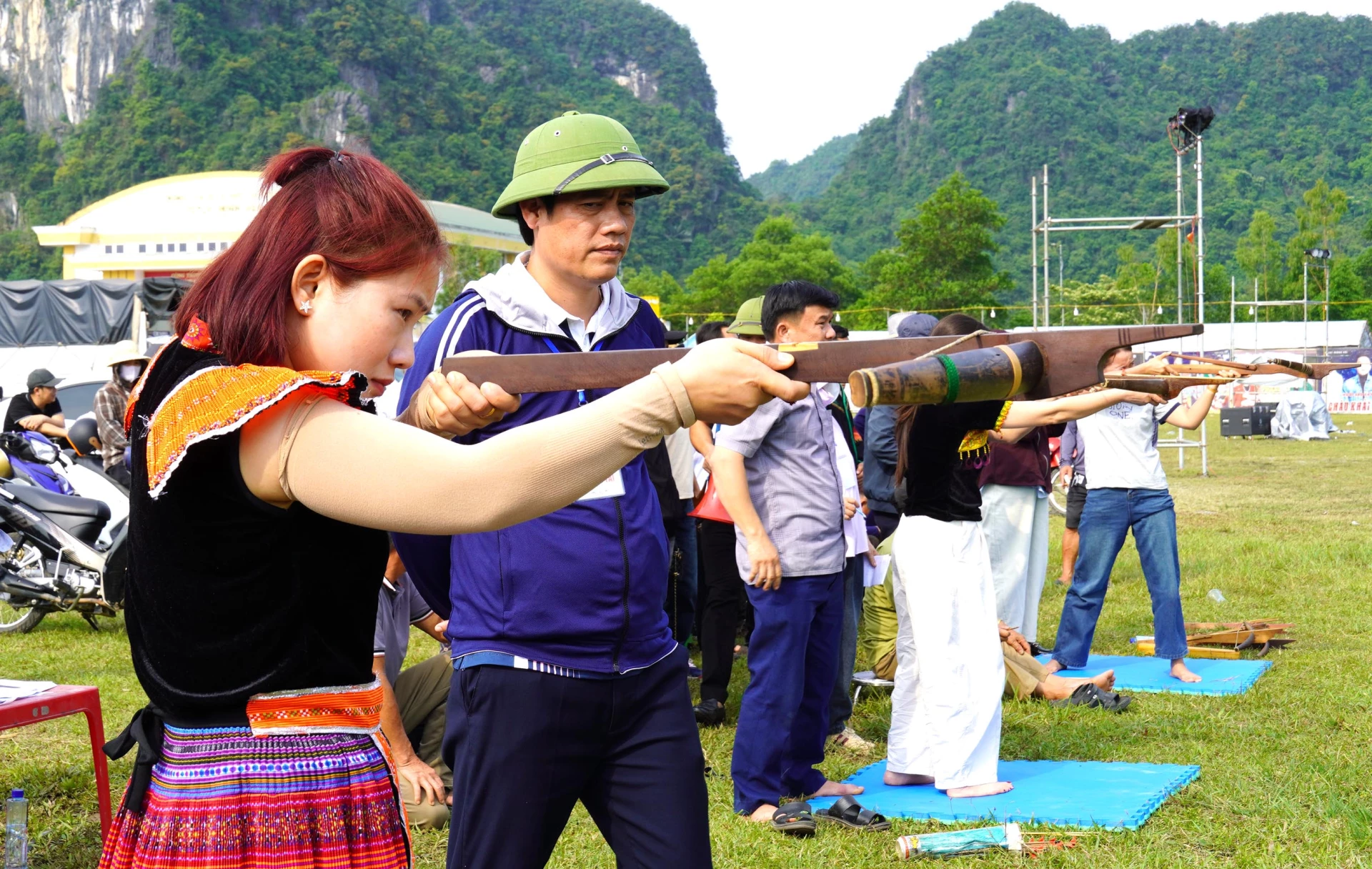 Nữ xạ thủ thi tài bắn nỏ - Ảnh: C.H