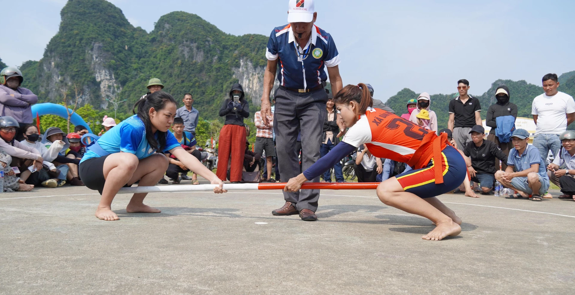 Môn đẩy gậy năm nay, thu hút 50 vận động viên thi đấu ở 3 hạng cân. Hạng cân nam, gồm: Dưới 55kg, từ 55-70kg, trên 70kg. Hạng cân nữ: Dưới 50kg, từ 50-60kg, trên 60kg - Ảnh: C.H