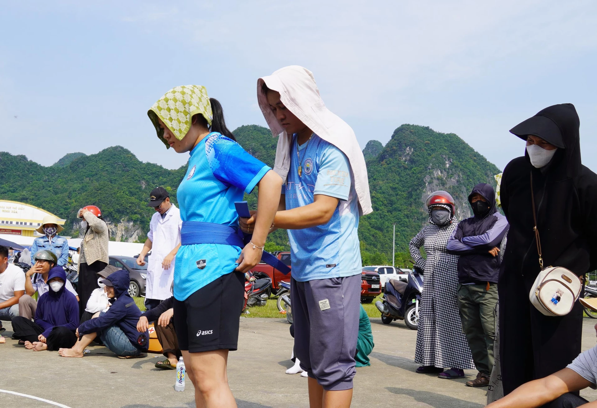 Chuẩn bị ra sân thi đấu - Ảnh: C.H