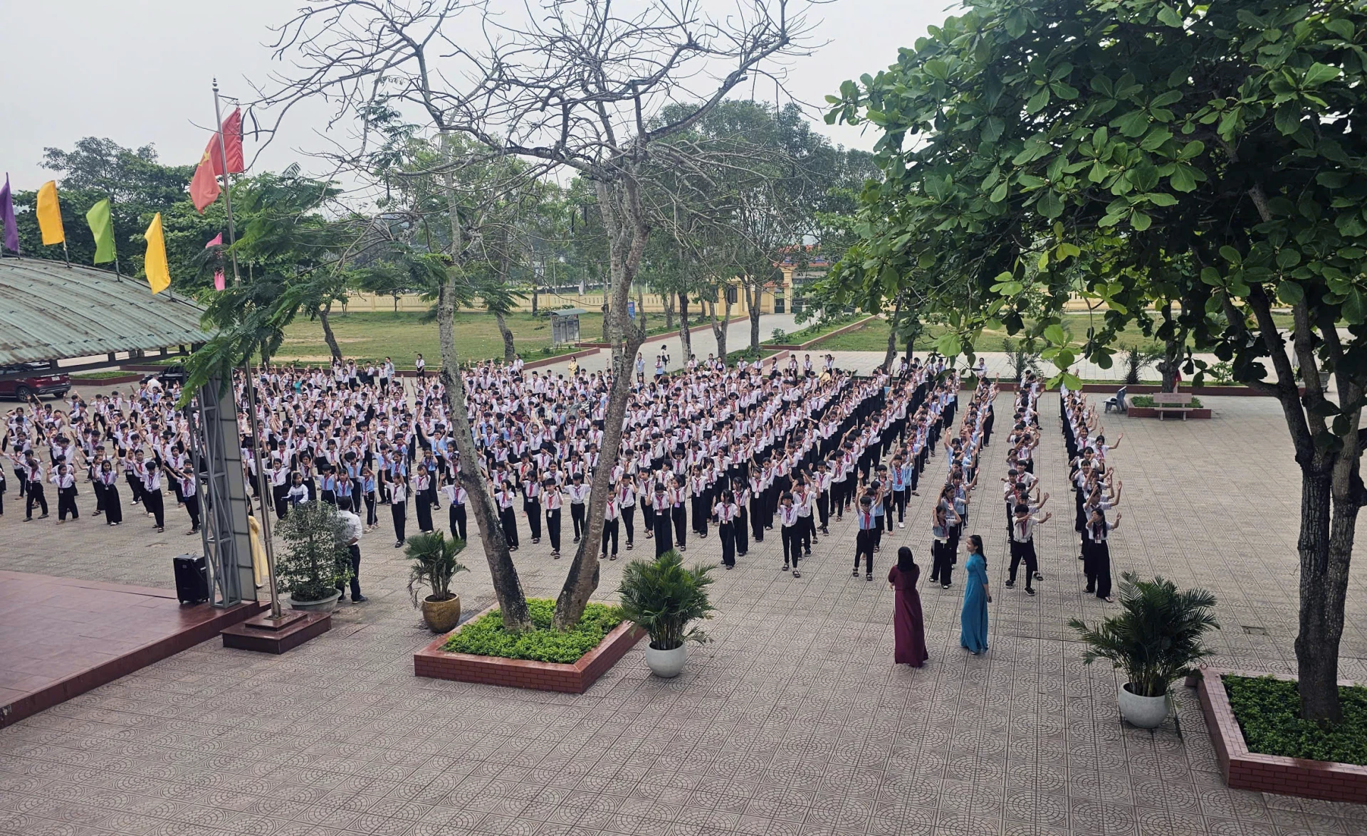 Nhà trường quan tâm công tác giáo dục đạo đức, lối sống cho học sinh thông qua các hoạt động ngoài giờ lên lớp giúp các em phát triển toàn diện - Ảnh: L.Chi