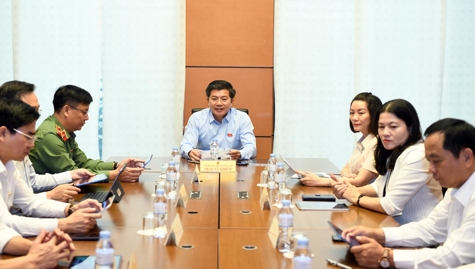 Đồng chí Trần Vũ Khiêm, Phó Bí thư Thường trực Tỉnh ủy, Trưởng Đoàn ĐBQH khóa XVI tỉnh Quảng Trị điều hành cuộc họp - Ảnh: N.M