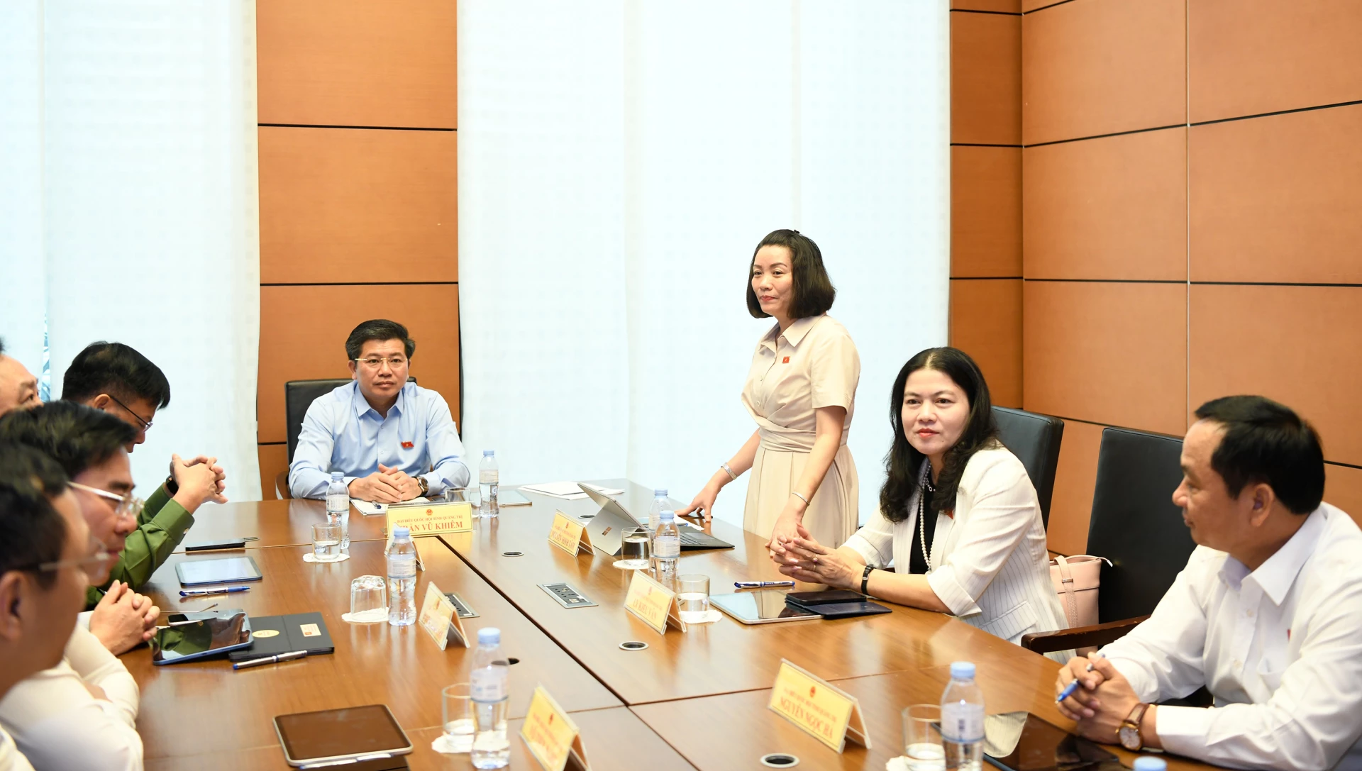 Đồng chí Nguyễn Minh Tâm, Phó Trưởng Đoàn ĐBQH chuyên trách khóa XVI tỉnh Quảng Trị phát biểu tại cuộc họp - Ảnh: N.M