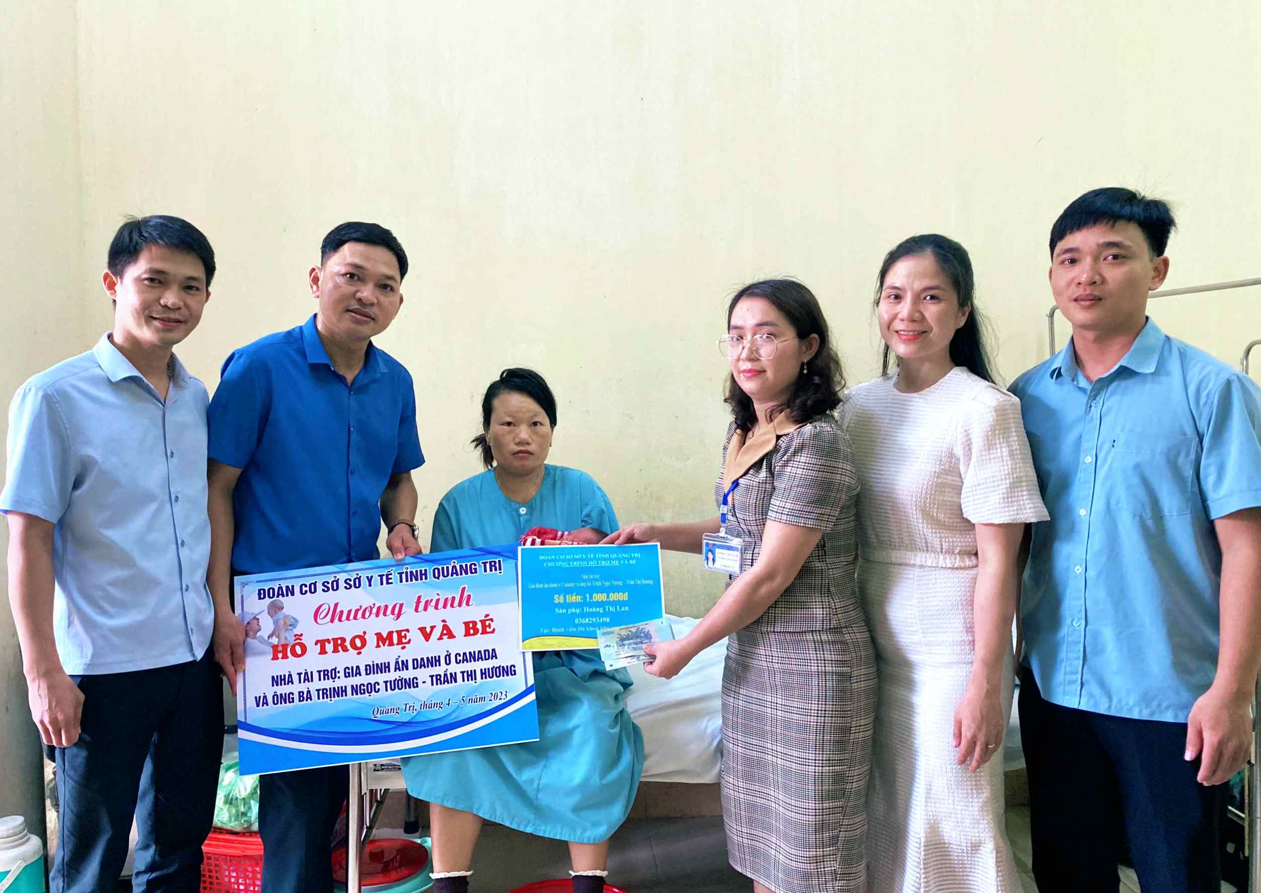 Anh Trần Thái Dương (đứng thứ 2, từ trái sang) trao kinh phí hỗ trợ sản phụ có hoàn cảnh khó khăn - Ảnh: Q.H