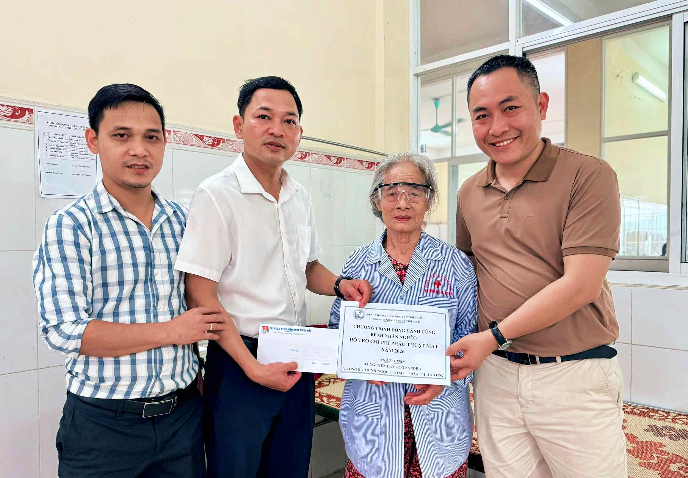 Với trái tim thiện nguyện, anh Trần Thái Dương (đứng thứ 2, từ trái sang) đại diện nhà hảo tâm tiếp sức cho bệnh nhân nghèo phẫu thuật mắt - Ảnh: Q.H 