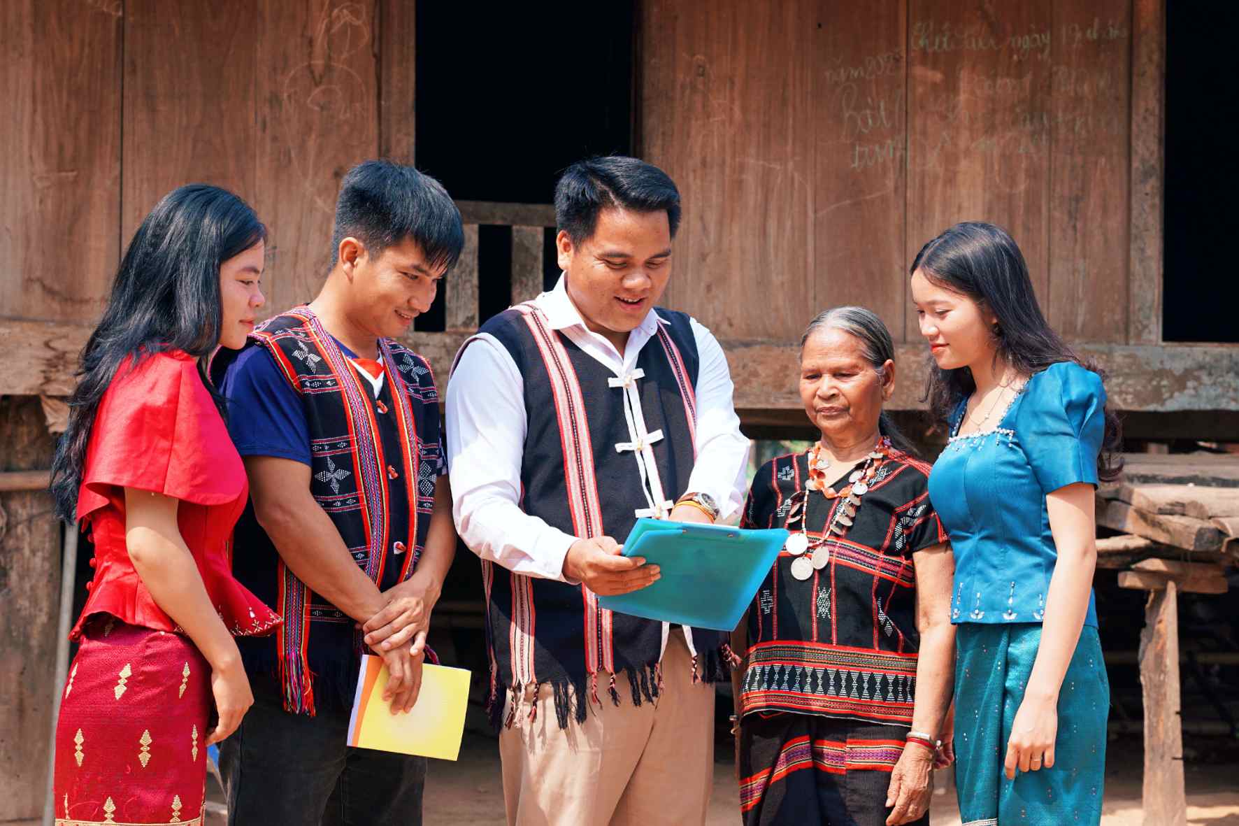 Anh Hồ Văn Thới (đứng thứ 3, từ trái sang) tuyên truyền, vận động người dân thực hiện chủ trương của Đảng, chính sách, pháp luật của Nhà nước - Ảnh: T.L