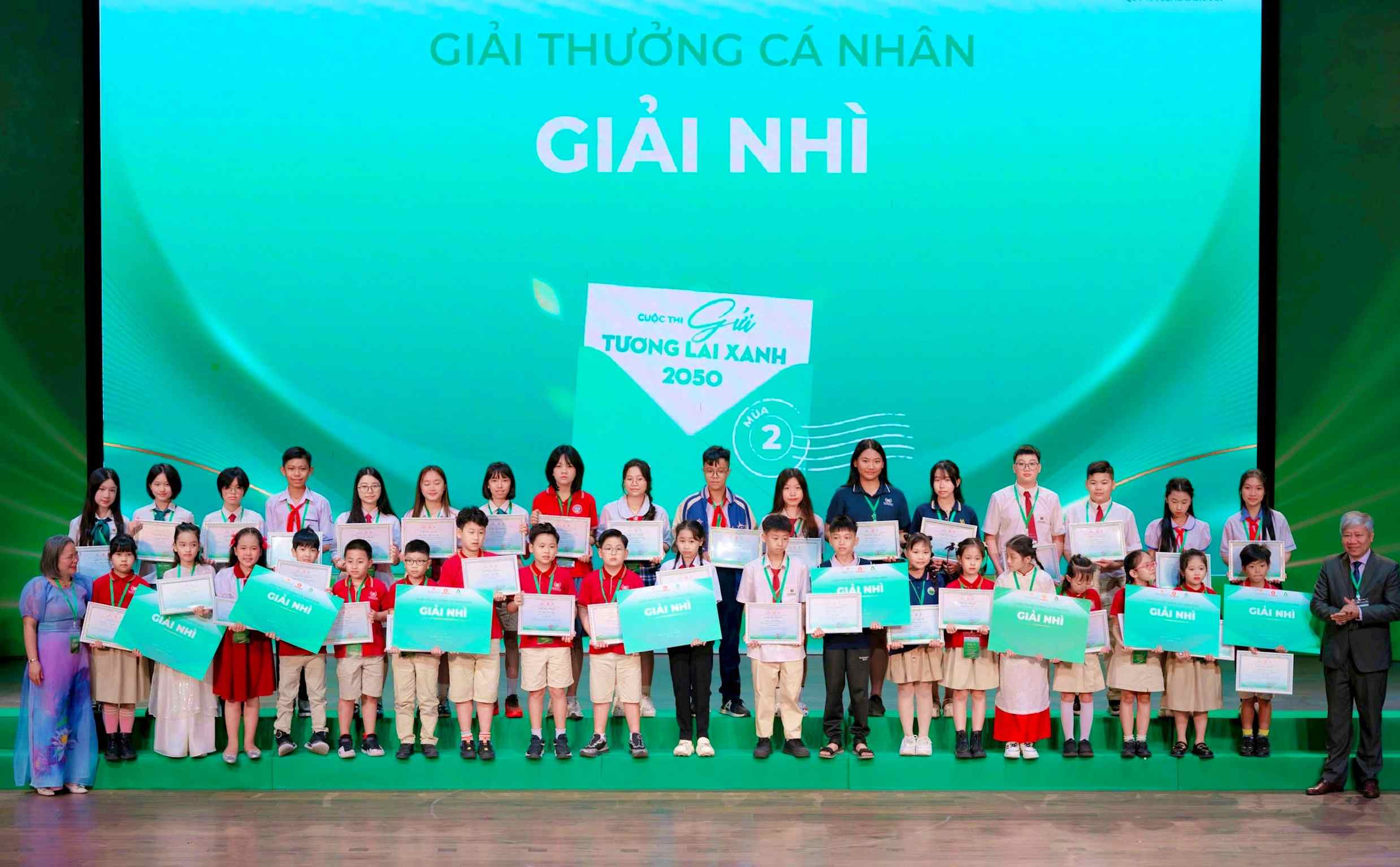 Khánh Minh (đứng ở hàng thứ 2, ngoài cùng bên phải) nhận giải nhì cuộc thi “Gửi tương lai xanh 2050”-Ảnh: NVCC