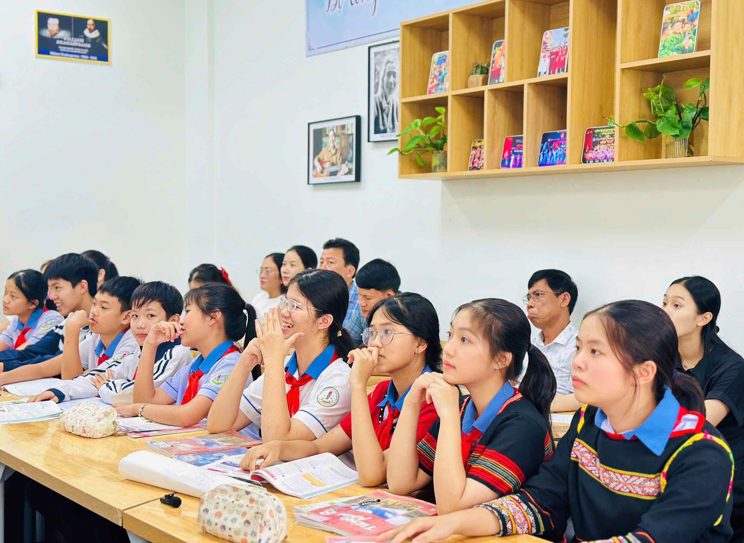 Khánh Minh (ngồi thứ hai từ phải sang) chăm chú học tập-Ảnh: Q.H