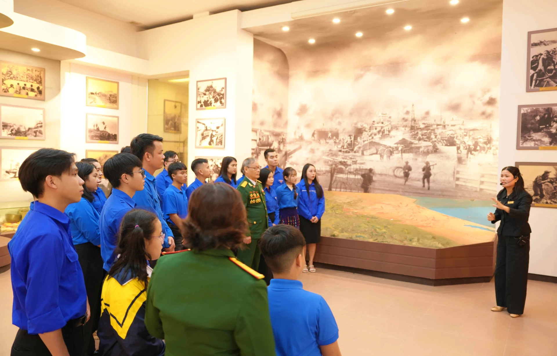 Các đảng viên trẻ, đoàn viên, thanh niên tìm hiểu về lịch sử truyền thống tại Bảo tàng Quảng Trị cơ sở 2 - Ảnh: Q.H