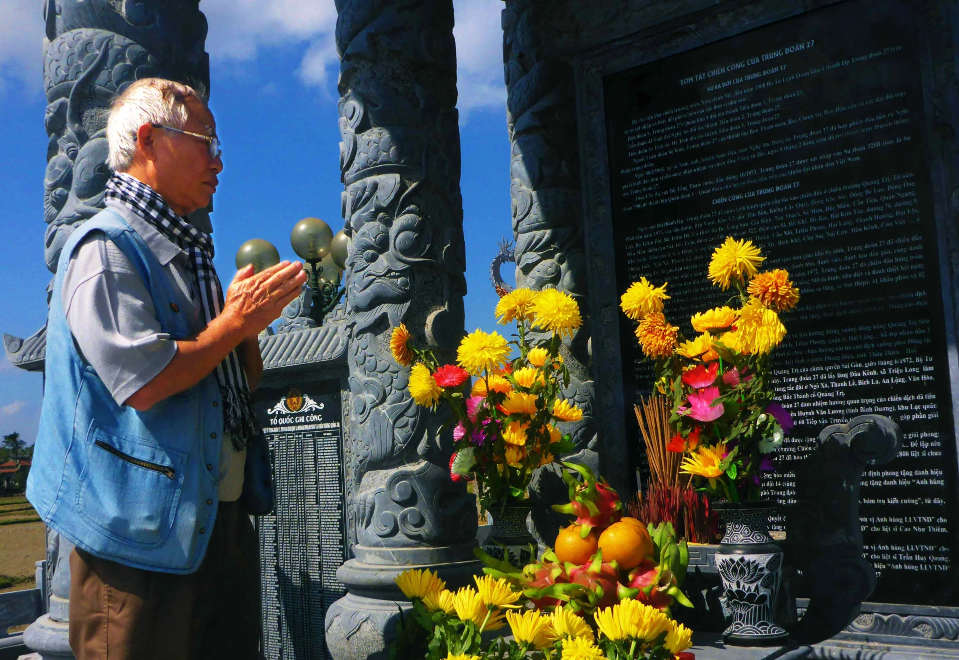 Cựu chiến binh Lê Bá Dương dâng hương, dâng hoa cho đồng đội - Ảnh: Q.H